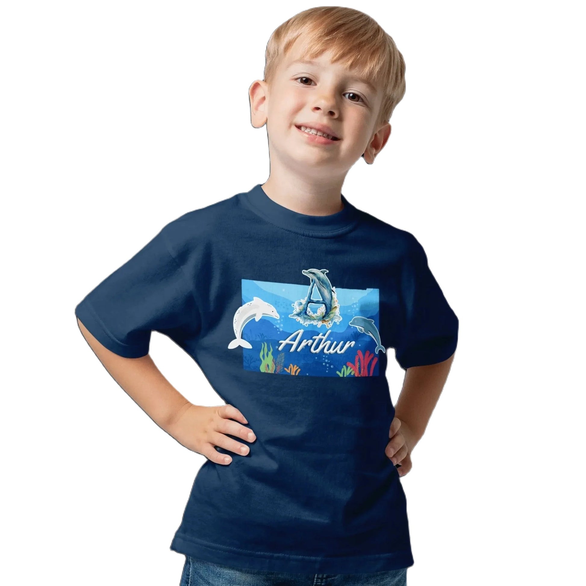 T shirt personnalisé garçon – Motif dauphin et fond marin avec prénom et initiale - MiniLook