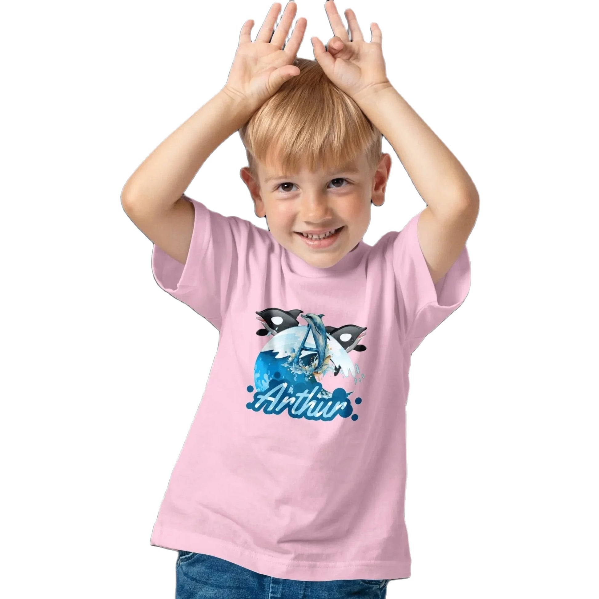 T shirt personnalisé garçon – Motif dauphin et vague avec prénom et initiale - MiniLook